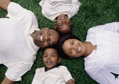 2adult2kids_layingdown_grass